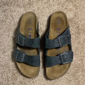 Tan and black size 8/9 woman’s.